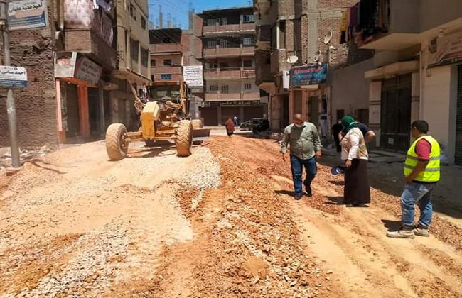 تنفيذ خطة الرصف بشوارع قويسنا