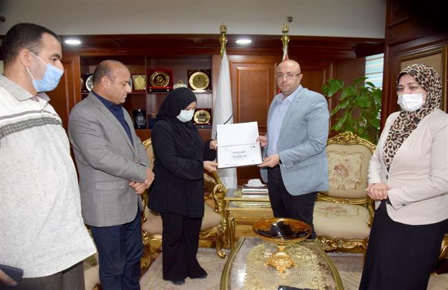 محافظ بني سويف يسلم شهادة تقدير مبادرة تحدي القراءة لوالدة طالبة بعد وفاتها