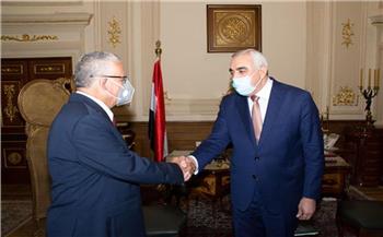   سفير العراق بالقاهرة يسلم رئيس البرلمان دعوة لزيارة بلاده 