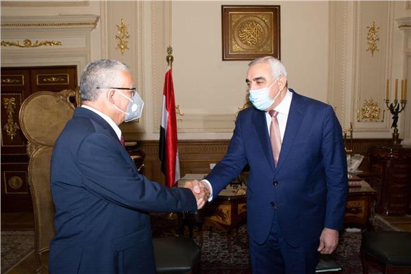 سفير العراق بالقاهرة يسلم رئيس البرلمان دعوة لزيارة بلاده
