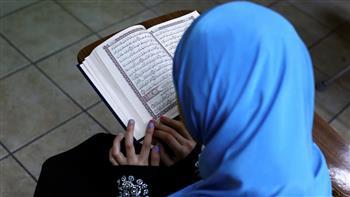 ما حكم قراءة المرأة للقرآن بملابس البيت الصيفية؟