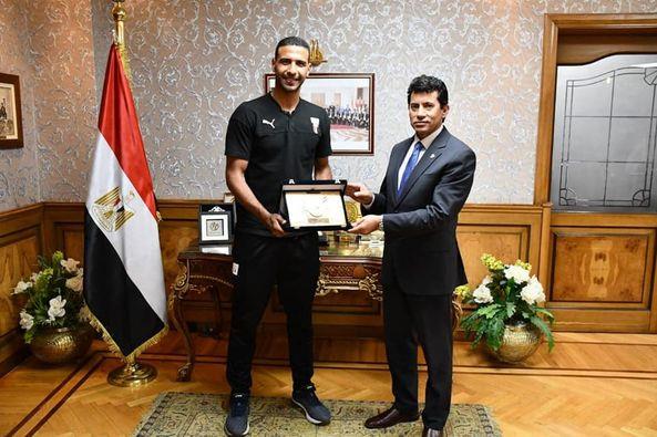 وزير الرياضة يكرم بطل تنس الطاولة اللاعب عمر عصر