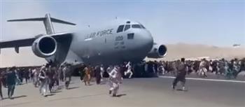   فيديو.. مئات الأشخاص يحاولون الصعود إلى طائرة أثناء تحليقها للهروب من مطار كابول