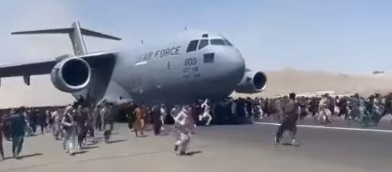 فيديو.. مئات الأشخاص يحاولون الصعود إلى طائرة أثناء تحليقها للهروب من مطار كابول
