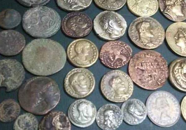 مطار القاهرة.. إحباط تهريب كمية من العملات الذهبية