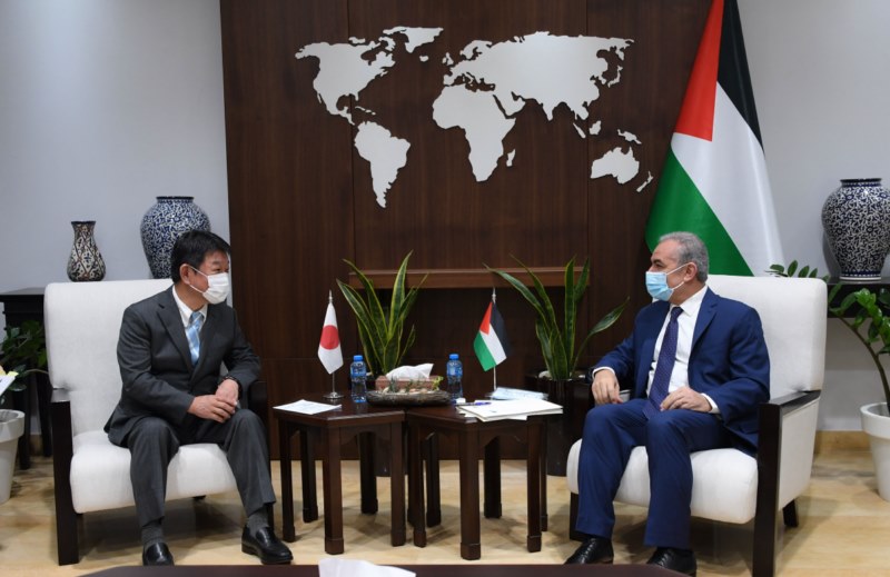 رئيس الوزراء الفلسطيني يبحث مع نظيره الياباني العلاقات الثنائية والملف السياسي