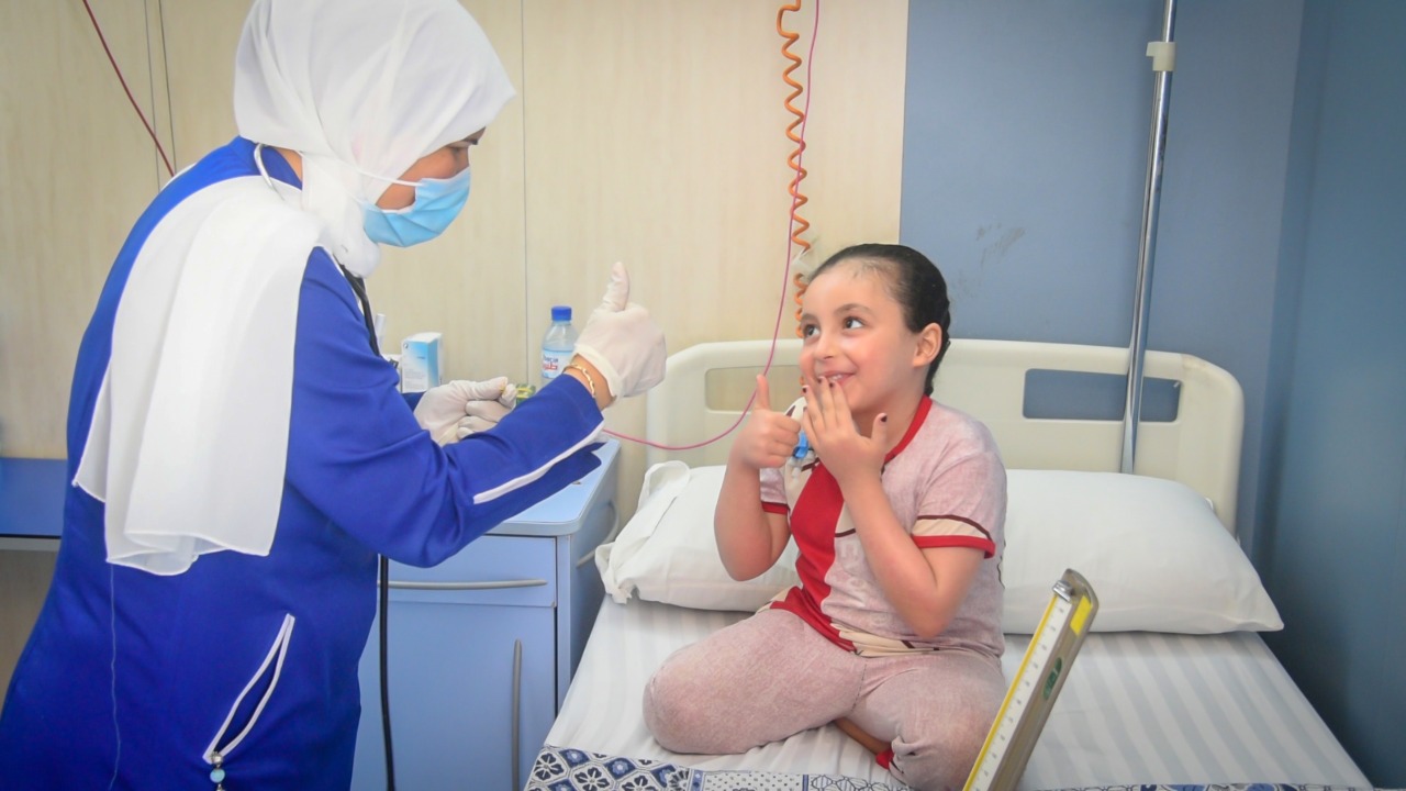 تنفيذا لتوجيهات الرئيس.. متابعة الحالة الصحية للطفلة الفلسطينية بعد عودتها لبلادها
