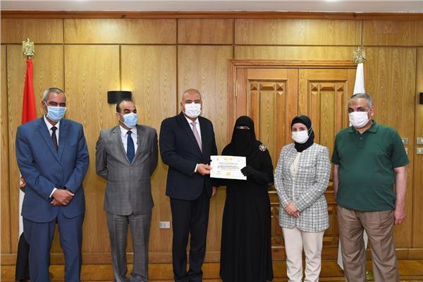 محافظ قنا يكرم عدد من مديري ومشرفي النظام بالمراكز التكنولوجية
