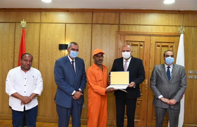 محافظ قنا يكرم عامل نظافة لتفانيه واخلاصه في العمل