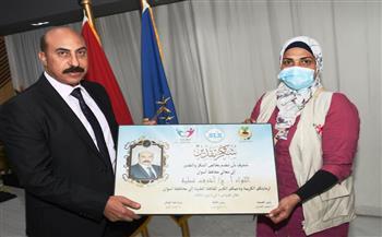 تكريم جمعية الليدرز ومؤسسة نشر البسمة لمحافظ أسوان لدعمه لقافلة العيون