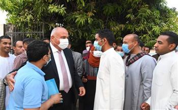 محافظ قنا يلتقي المسافرين بمركز لقاح كرونا ويعد بزيادة الأطقم الطبية