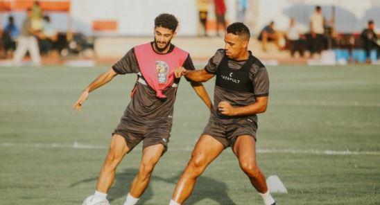 لاعبو الزمالك يخوضون فقرة بدنية وإطالات قبل المران