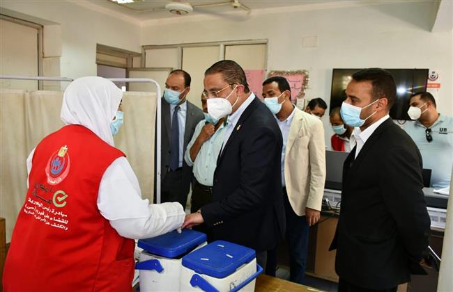 محافظ الفيوم يتفقد مركز تلقي لقاح كورونا بأبوجنشو 