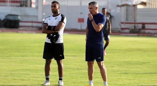 كارتيرون يجتمع باللاعبين قبل بدء مران الزمالك في حضور الجهاز المعاون