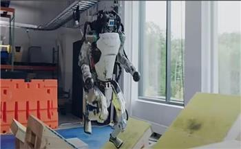 روبوت يظهر مهاراتة العالية في التوزان أثناء أداء رياضة الباركور