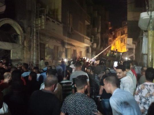 انتشال جثة ومصاب أسفل أنقاض عقار دمنهور المنهار