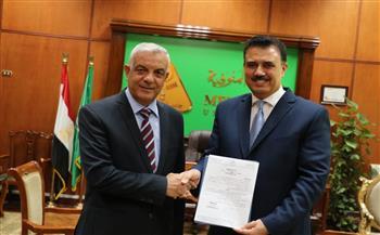 رئيس جامعة المنوفية يهنئ أول عميد لكلية الذكاء الإصطناعى