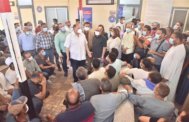 محافظ أسيوط يتابع تطعيم المسافرين للخارج بـ لقاح كورونا