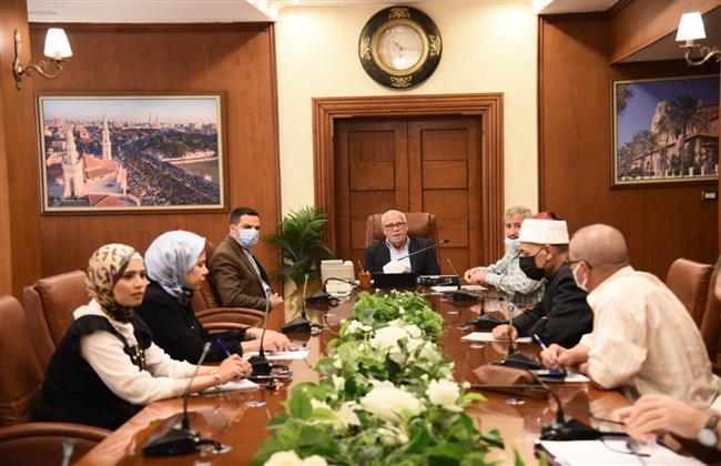 محافظ بورسعيد يناقش آليات تطوير منظومة التغذية المدرسية