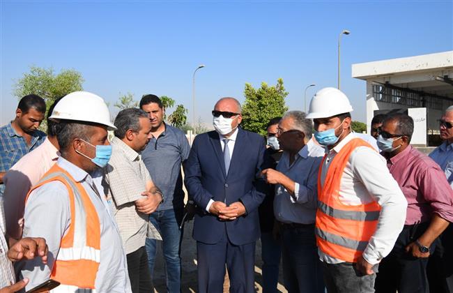 محافظ قنا يتفقد محطة مياه النجمة والحمران