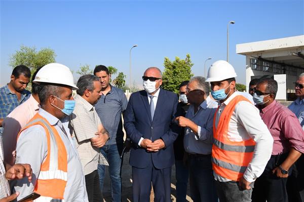 محافظ قنا يتفقد محطة مياه النجمة والحمران