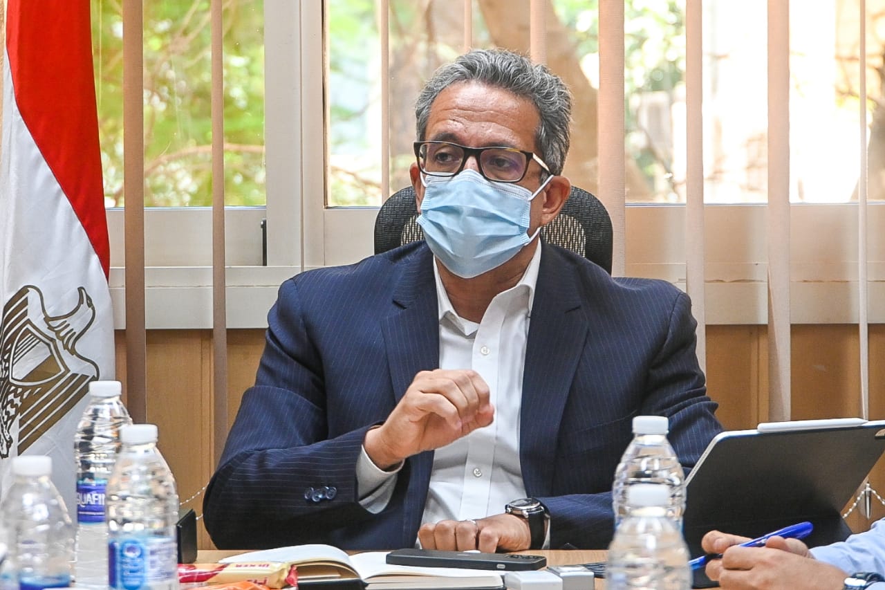 العناني يتابع آخر إستعدادات نقل مركب خوفو الأولي