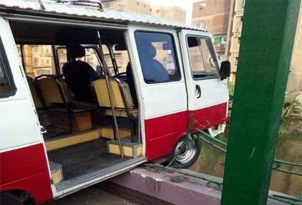 بالصور || «في لمحة عين».. العناية الإلهية تُنقذ ركاب ميكروباص من الغرق بالشرقية