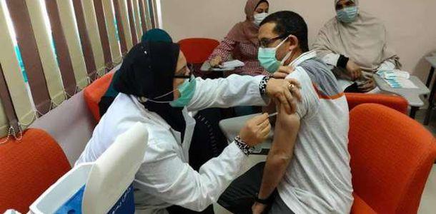 إشاده من المواطنين بسير العمل بمركز تلقيح «كورونا» بقنا