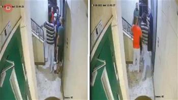   فيديو مهين.. شباب يعتدون على مسن وزوجته داخل منزلهما بوحشية