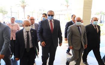 وزير القوى العاملة يوزع 500 وثيقة تأمين على العمالة غير المنتظمة فى بور سعيد
