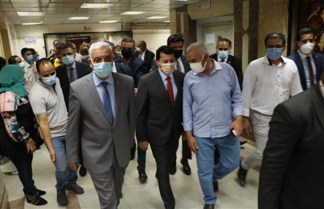  وزير الرياضة ومحافظ المنوفية يتابعان حالة المصابين بفريق كرة السرعة  