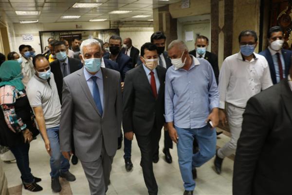 وزير الرياضة ومحافظ المنوفية يتابعان حالة المصابين بفريق كرة السرعة