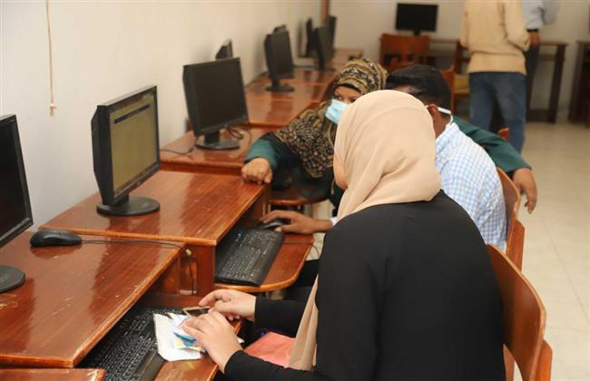 معامل التنسيق الإلكتروني بجامعة جنوب الوادي تستقبل طلاب المرحلة الأولى