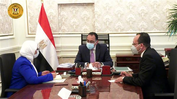 "مدبولي" يتابع إجراءات تطعيم العاملين فى القطاع التعليمي