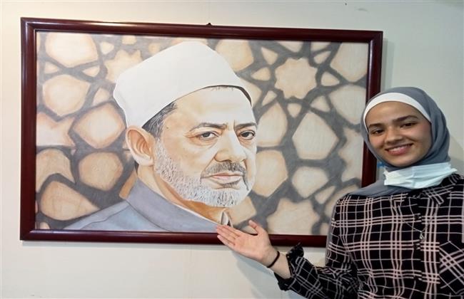 أزهرية تبدع في رسم الإمام الطيب بمعرض الإسكندرية