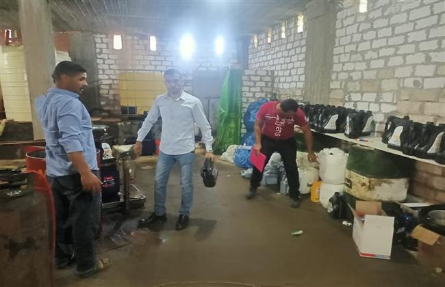 ضبط ٧٣٠٠ لتر زيت مغشوش بأحد المصانع بدمنهور 