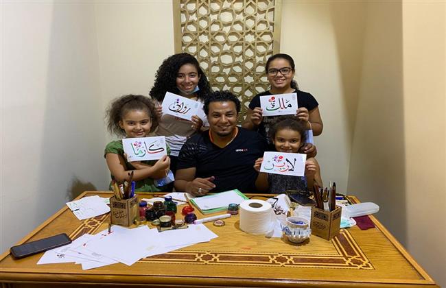 زوار معرض الإسكندرية للكتاب يتوافدون على ركن الخط العربي بجناح الأزهر