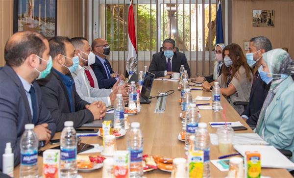 العناني: يتابع مستجدات البوابة الإلكترونية لوزارة السياحة والآثار