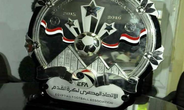 الأهلى يسلم درع الدورى لاتحاد الكرة