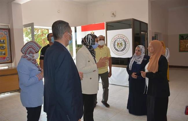 نائب محافظ الوادي الجديد تتابع تطعيم العاملين بلقاح كورونا