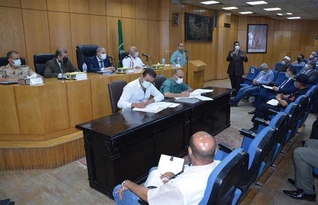 محافظ المنيا يشدد على تطعيم العاملين بالقطاعات الحكومية بلقاح كورونا   