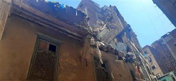   سقوط أجزاء من عقار خال من السكان بحي الجمرك بالإسكندرية  