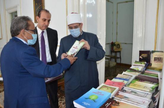 وزير الأوقاف يهدى أمين الوحدة الاقتصادية نسخا من مطبوعات الوزارة