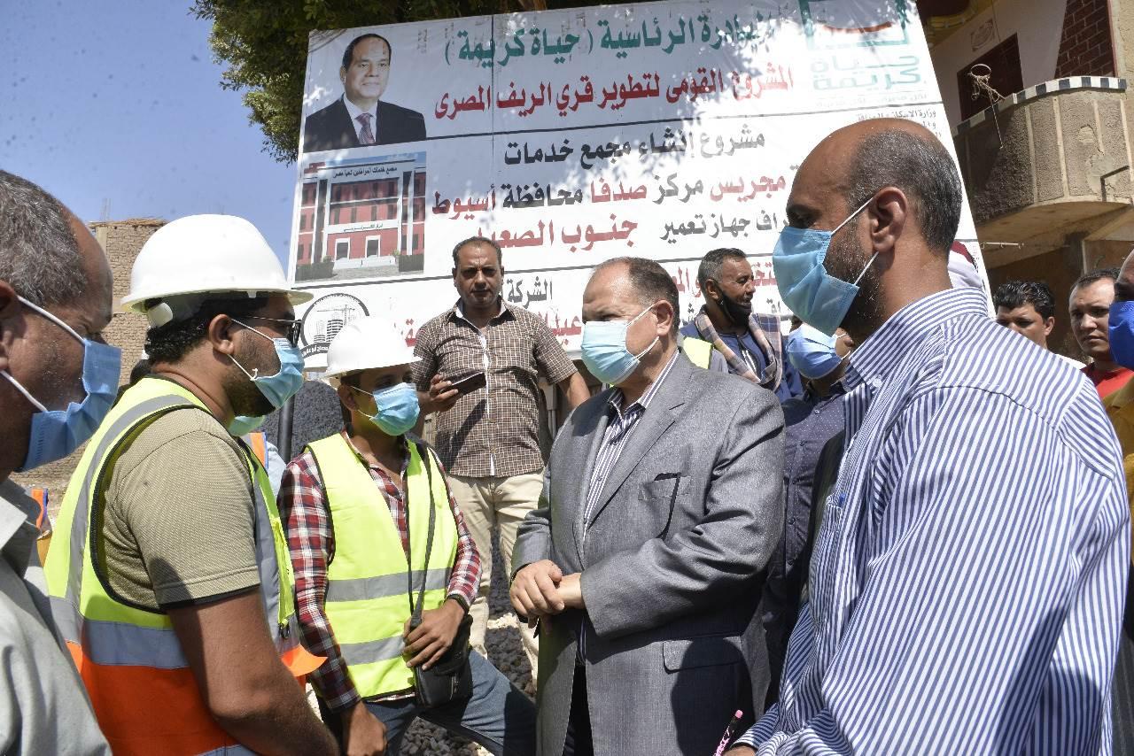 محافظ أسيوط يوجه بسرعة تنفيذ مشروع الصرف الصحي لقرية مجريس