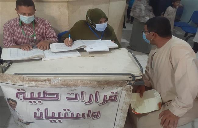 محافظ بنى سويف: توقيع الكشف على 1000مواطن في قافلة نفذتها مديرية الصحة