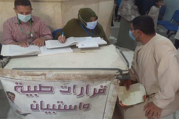 محافظ بنى سويف: توقيع الكشف على 1000مواطن في قافلة نفذتها مديرية الصحة