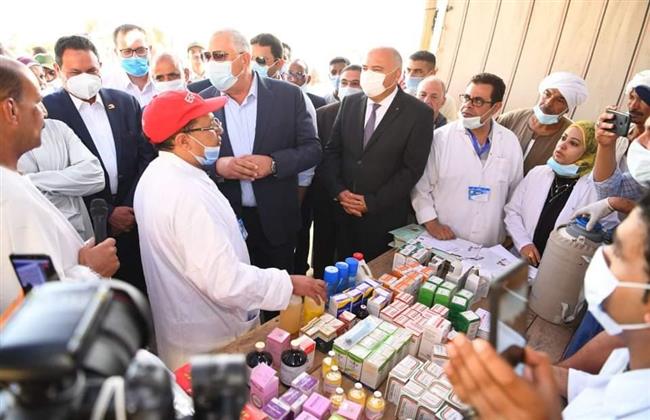 وزير الزراعة ومحافظ قنا القوافل البيطرية المجانية