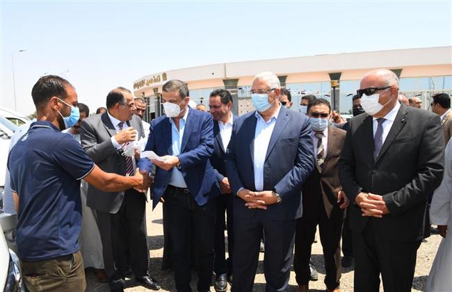 القصير والداودي يسلمان بونات تموين مجانية لـ ١٢ سائق بقنا