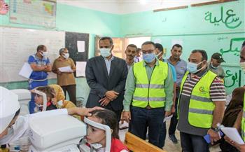   محافظ بني سويف يتابع سير العمل في القافلة الطبية «بقرية الحمام»