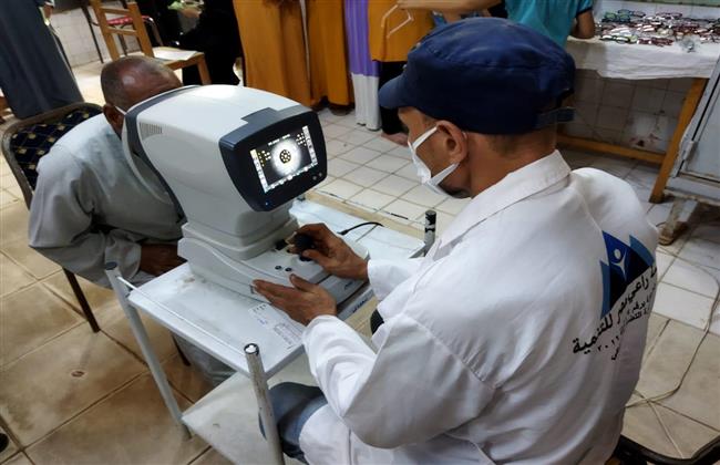 محافظ بني سويف: توقيع الكشف على 419 مواطناً بالكوم الأحمر